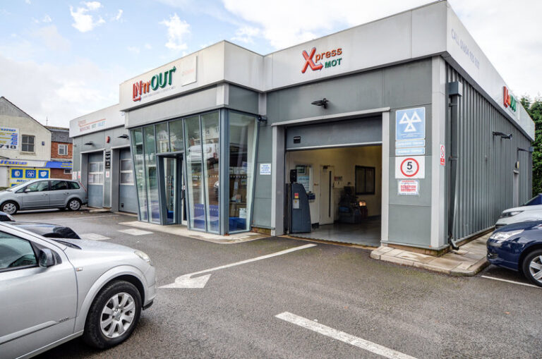 IN'n'OUT Autocentres Northampton - Kettering Road - Car inspection